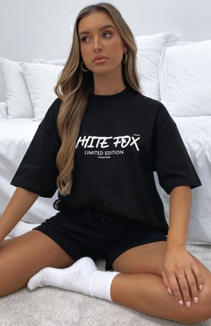 Black White Fox Step Back Oversized Women's T Shirts | ONSU-37415